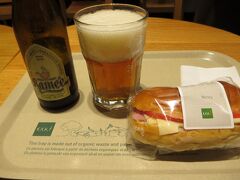 朝食付きではないため、ホテル前のexkiへ
ここはさまざまなサラダやパン、スープといった惣菜をトレイにのせてお会計方式。値段も分かり、好きなものも選択できるため、滞在中およびオランダでも朝食会場となっていました