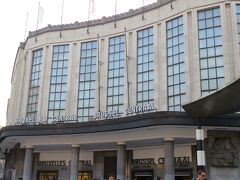 ブリュッセル中央駅です

午前中は市内を散策したのに、午後はブルージュへ。
しかし、スト！！！！！！！！！！！！！！！
若干電車は動いているものの、ブリュージュ方面はまったく来ない。

１時間待ったのち、まだ若干電車が動いていたアントワープへ予定を変更