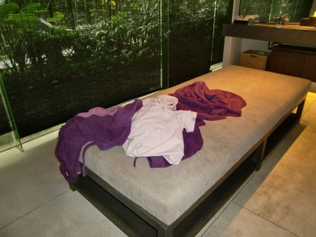 ホテルに戻ってから、無料の90分スパサービスを受けることにしました。<br /><br />その時のこと。<br /><br />この写真・・・奥にカゴが見えていると思います。<br />しかし、脱ぎ散らかしているのは中国の方々。<br /><br />ホテルスタッフも全然片づけに来ません。<br />中国の方々のマナー問題って・・・こーゆーことなんですね。<br /><br />私は腰が悪いので、座りながらじゃなきゃ下着など着けられないので、<br />このバスローブやバスタオル・・・自分で片づけました。（泣）<br /><br /><br />この日は土曜日。<br />食事をしにダナン中心へ出かけましたが食事は別記事にて。