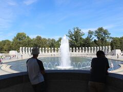 ワシントン記念塔に戻る途中に、第2次世界大戦記念碑がある
