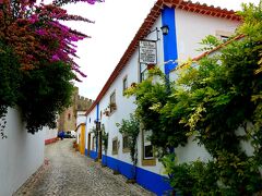 右側の建物が今晩とまる予定だったホテル。Casa Do Relogio。
ここで信じられないハプニング。
建物内へ入っていくと掃除のおばちゃんが｢Problem!｣を連呼。
何言ってるのか分からないので、
通訳の友達に連絡してもらって友達は電話越しに｢部屋がないので違うホテルへ泊まるように｣と指示される。
同じ条件で1泊40ユーロ朝食付きと言われ、紹介されたホテルへ。
この電話越しの通訳の英語も曖昧だった為、
何故予約したホテルへ泊まれないかを聞いても、回答は得られなかった。
