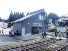 越後田沢駅に降ります、今日の飯山線１両列車はツアー客で満席でした。