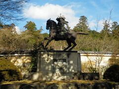 東へ13kmほど河内長野市に入る．寺元にある観心寺へ．
観心寺は楠木正成の楠木家の菩提寺で現在の金堂造営の際には正成が奉行になっているそうだ．
ということで門前に楠木正成像が立つ．