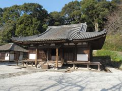 長保寺本堂．参道を登り切ると正面に建つ．
1311年建造，木造一重，入母屋造，向拝一間付，本瓦葺，国宝．