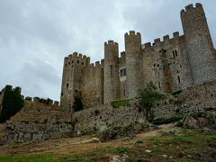 城壁を外側から見る。オビドスは城壁に囲まれた人口800人ほどの小さな町。