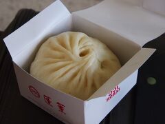 ほぼ予定通りに到着しました。

伊丹空港から奈良までは、リムジンバスで１時間１５分ほど。１時間に１本なので、タイミングがあまりよくなくて・・・１２時半発の便に乗ります。

バスのチケットを買ってから・・・時間があるので・・・今のうちにお昼ごはん・・・と思い、到着ロビーにある５５１蓬莱で豚まんを１つ買い、ロビーの椅子で食しました。