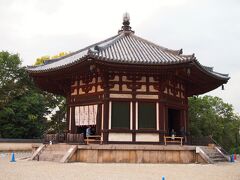 よしよし！間に合いそうだ〜〜！こちらが国宝「北円堂」。

７２０年に亡くなった藤原不比等の菩提のために、元明太上天皇と元正天皇が建立を発願し、長屋王に命じて、一周忌にあたる翌年の８月３日に完成させたものです。

八角堂は廟堂としての意味を持っています。

その後、永承４年（１０４９）の火災で焼失し、治承４年（１１８０）の平重衡による南都焼き討ちでも失われ、承元４年（１２１０）に復興されました。

興福寺伽藍で今残る堂宇の中では最も古く、嘉暦２年（１３２７）と享保２年（１７１７）の興福寺大火の時にも無事でした。