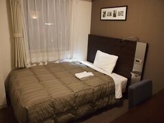 １８時半ころ、コンフォートホテル奈良に戻ってきました。

シングルのお部屋ですが、思っていたよりも広めで嬉しい。

今回は、マイレージを使って足代が無料なのに、ホテルで何万も使うのがもったいないな〜と思って・・・価格の安さで検索したら・・・コンフォートホテル奈良の連泊プランが一番安かったのです。５泊で、２６０００円でした（無料の朝食つき）

コンフォートホテルなら、ほかのエリアで泊まったこともあってお馴染みだし、安心感がありますので・・・。

今回、最も朝早く出かけたい・・・とプランしている法隆寺は、JR奈良駅から・・・になるし、ここから近鉄奈良駅まで、三条通りの商店街を冷やかしながら歩いても１５分ほどなので・・・立地的にも問題なしです。