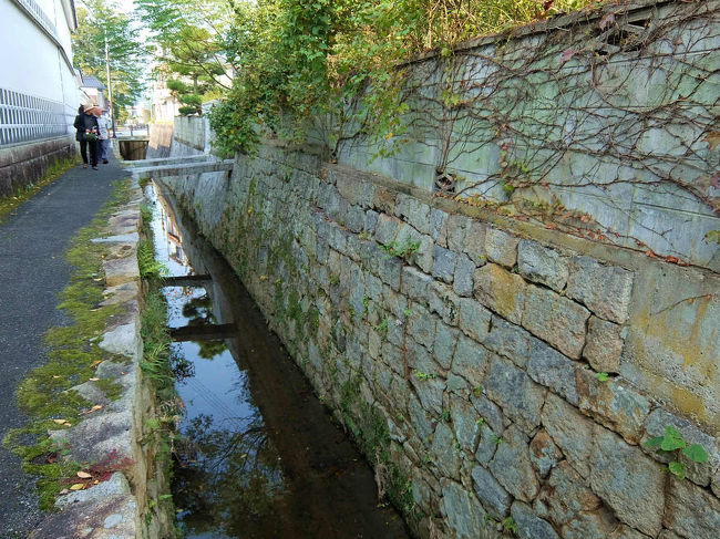脇本陣　裏手の細い流れに続く小道を行き