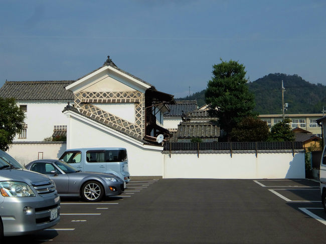 広い駐車場の奥も　時代を思わせる建物