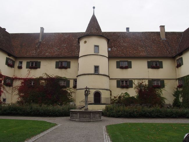 旧修道院の建物です。<br />中庭があります。