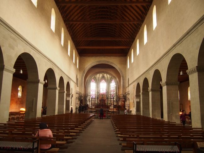 教会内の身廊部分です。<br />天井の木の構造などは歴史を感じます。<br /><br />ロマネスク様式の様です。