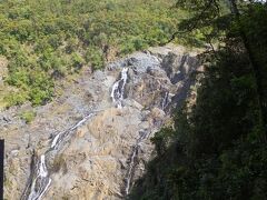 近くなると滝である事がハッキリ分かる。