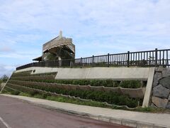 峠道を走り抜けると、山頂付近にあるのがこの「エメラルドの海を見る展望台」。