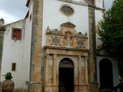 サンタ･マリア教会前の広場へやって来ました。
1444年に10歳のアルフォンソ5世が、8歳のいとこイザベラと結婚式を挙げた教会だって。
小学生で結婚っていくら中世の時代とはいえ、早過ぎない？