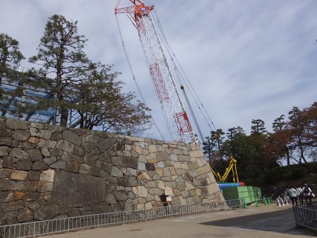 武将隊の演舞後はさらに奥の本丸を目指して少し歩きます。<br /><br />本丸は建て替え中で重機や建築資材が置いてありました。