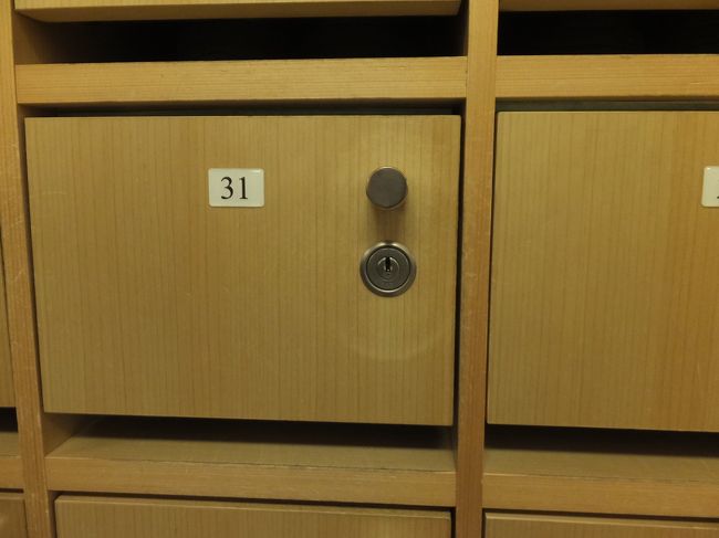 すでにできている3分の1は見学できるとのことで、中に入ります。<br />中は土足厳禁なので、ちゃんと立派な鍵付き下駄箱もあります。<br /><br />大きな荷物用のロッカーもあったようです。