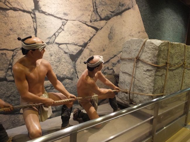 おりている途中の階で石垣建設中の方々に遭遇。