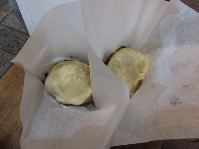 中身が野菜の物とお肉の物を2個ずつ発注。<br />手の平サイズで結構ボリュームあります。<br />どちらの味も1つ160円。<br /><br />お店の前に小さいですがイスとテーブルがあったのでそちらで。