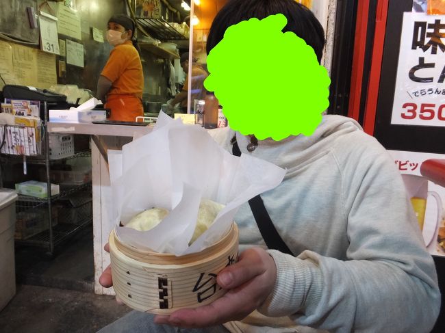 ここで食べると言うと、せいろのような入れ物に入れて渡してくれます。<br /><br />野菜の方はコショウが効いていて、お肉の方は汁がダラダラになりますが（笑）どちらもおいしかったです！