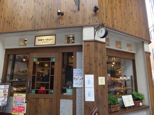 参拝後はまたまた商店街探険。<br />前日は夜に行ったので閉まってるお店もありました。<br /><br />まず一軒目のお店はこちらのおしゃれなパン屋さんに決定！<br /><br />店内もパン自体もかわいくて、3つ程購入。<br />値段もお手頃なものが多かったです。