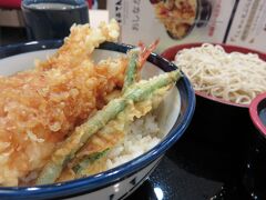 のっけから天丼の写真ですみません( 一一)
羽田空港第一ターミナルの“てんや”さんでまずは天丼を食します。
安くて美味しいいつもの味です。