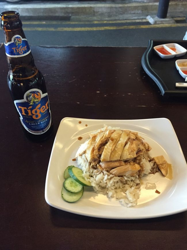 昼食は屋台のチキンライスにタイガービール(^_-)