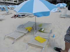 部屋で着替えてホテルのビーチへ〜
ここのホテルの作りは水着でビーチへ来やすくて楽チンです♪