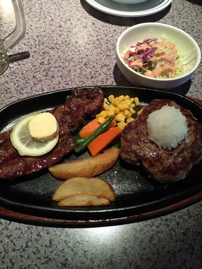 食事は88のステーキとかタコライス。<br />他そばにチャンプルー、サーターアンダギー、とにかく、ザ沖縄のものをいっぱい頂いて帰りました(^_-)笑