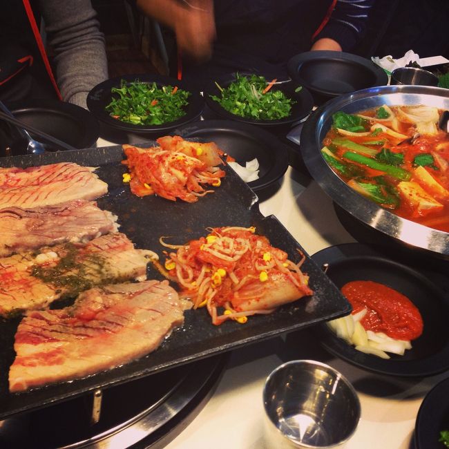 韓国人の友達が連れてってくれた、<br />@八食サムギョプサル。<br />いろんな肉が食べれて大満足！<br /><br />コンサートはスタンディングでもみくちゃになって、どうにもこうにもならなかったけど、めっちゃ近くで拝めました♪