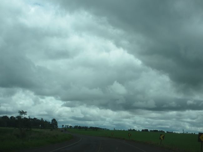 マットグロッソらしい雲<br />　でも、雨は落ちなかった