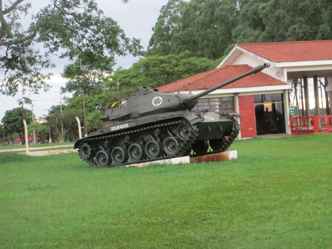 空港横の陸軍兵学校にあるタンク