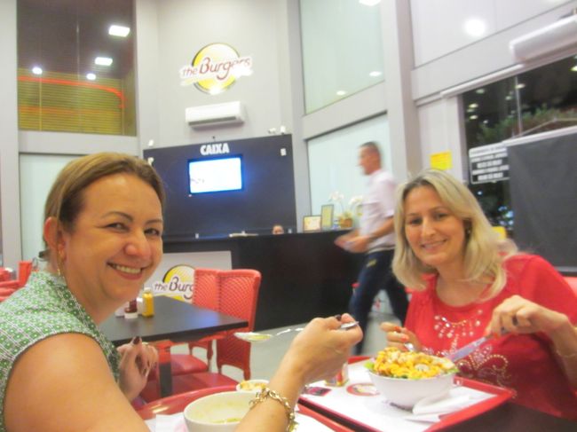 嫁さんとお友達<br />　この席で日曜日のシュハスコの招待を受けた<br />　　ボニートから早目に引き上げて<br />　　　お金持ちの邸宅の昼下がりを楽しもう