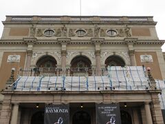 2014/11/27　王立オペラ劇場

工事のためか、シートが掛かっていましたが・・・
１７７３年にグスタフ?世によって設立されたヨーロッパで最も古い歌劇場の1つです！！
