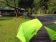 ●孫太郎オートキャンプ場　地図上④

２０年前くらいに来た事がある。家族でファミリーキャンプによく出かけていた頃だ。海の傍の快適なキャンプ場という記憶しかなかった。

フリーサイト、個別サイト、キャビンにロッジ、ランドリー、シャワーと設備は整っている。前の海は遊泳禁止だからシャワーは簡易の風呂といった位置づけか。

料金は比較的高め。フリーサイトですら3000円もする。入場料は不要だがいささか高い。ライダーはフリーサイト利用でバイク一台と一緒で2000円。これでも安くはないが、まあ出せるぎりぎりかな。

他に客は子連れのファミリーキャンパーが一組だけ。
子どもの叫び声がたまに響き渡るが、十分に許容範囲。