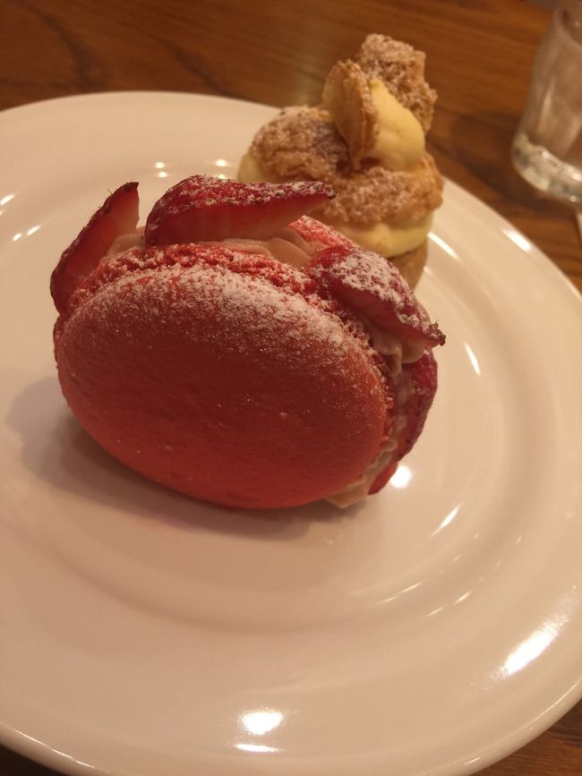 麻布十番のお気に入りのケーキ屋さんの喫茶スペースで大人買い（笑）２つも♪<br /><br />シュークリームといつも食べるものをチョイス。<br />ネーミング忘れました。。<br /><br />