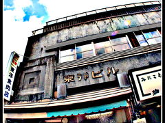 【東洋食肉店....】

通りの華やかさとは裏腹に、空を仰げば、そこには歴史を刻んできた古い建物・昭和の香りがプンプン〜