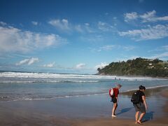 ホットウォータービーチです。
砂浜を掘ると温泉が出てくるらしいですが…スコップレンタル高いし…
人多い(次の写真参照してください）見ただけです。笑