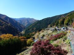 栃本集落、急傾斜地に民家が建っています。日本のマチュピチュと呼ばれているそうです。