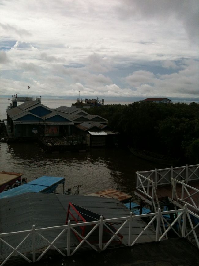 トンレサップ湖の水上マーケットです。
