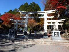 三峰神社へこの鳥居の前が大島屋さんです。