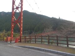 雨錫寺から戻る国道480号沿い有田川沿い架かる吊橋．
有田川には結構ある吊橋がある模様．
蔵王橋は二川ダム湖上にあり，赤いフォルムが目を引く．
歩行者専用だが，かつては車も走っていたとの話もある．