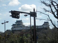 和歌山の市街を抜け海南市を目指す．
その途中信号待ちの際に和歌山城．
街の至る所から見える和歌山のシンボルだ．
最終日訪問予定．