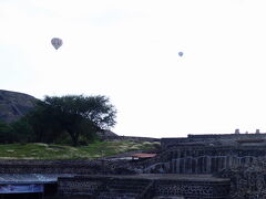 遺跡の入り口。たくさんの気球が上がっていました。
気球に乗れるのは朝早くだけなのだそう。