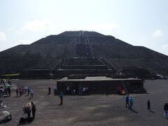 太陽のピラミッド。高さ６５ｍ。底辺の一辺は２２５ｍ。世界で３番目に大きい建造物だそうです。
