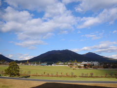 窓からは、正面に蒜山三山が。
手前が上蒜山、その右に中蒜山、中蒜山に隠れるように下蒜山が見えていた。
雲は多かったが、晴れているのですぐに外へ出てみることに。