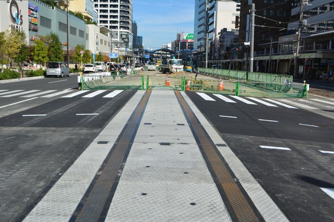 現在、阪堺電車の線路つけかえ工事をしています。<br />南方面の道路は１車線で、よく渋滞します。線路を真ん中に寄せて、２車線にすれば、もう少し解消するかと思います。