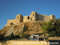 ガズィアンテプ城(Gaziantep Kalesi)

ヒッタイト(Hittites)の王によって建てられた見晴台を期限とする山城です。内部は郷土防衛英雄博物館(Gaziantep Savunması ve Kahramanlık Panoraması Müzesi)となっています。


ガズィアンテプ城：https://en.wikipedia.org/wiki/Gaziantep_Castle
ヒッタイト：https://ja.wikipedia.org/wiki/%E3%83%92%E3%83%83%E3%82%BF%E3%82%A4%E3%83%88
郷土防衛英雄博物館：https://translate.googleusercontent.com/translate_c?act=url&depth=1&hl=ja&ie=UTF8&prev=_t&rurl=translate.google.co.jp&sl=tr&tl=en&u=http://www.sahinbey.bel.tr/tr/icerikdetay/320/111/gaziantep-savunmasi-ve-kahramanlik-panoramasi-muzesi.aspx&usg=ALkJrhihPBr5FHUmzmGg3wleJXt_QAt9sw