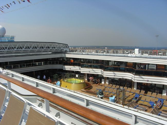 客船の屋上にプールがあります