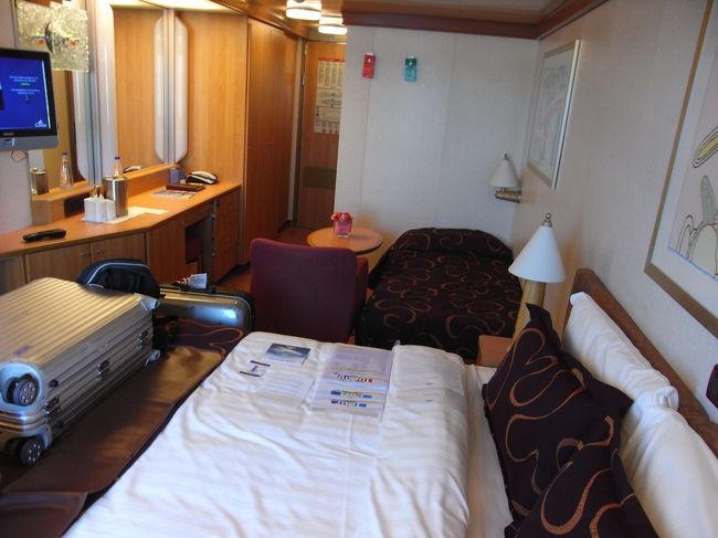 窓付きの３人部屋<br />ソファが３人目のベッドに変身。キャビンを含め、船全体の作りは、カーニバル・スプレンダーと全く同じような気がします。